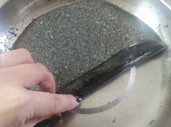 step3: 待涼後，用膠刮刀輔助捲起芝麻片，切成喜愛的長度即成！