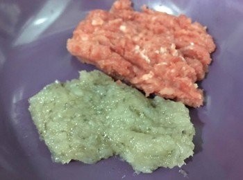 step2: 刴好的蝦肉、豬肉用鹽、胡椒粉、生粉調味