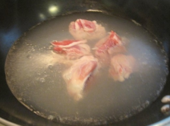 step4: 豬骨焯水撈起用冷水沖洗後備用