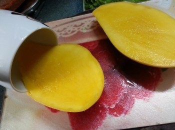 step6: 芒果切開後,可用杯邊取出肉部份,再將芒果肉切粒,(或用界十字方式切粒)芒果核用刀仔刮出肉,合共先取出480g果肉待用