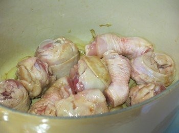 step2: 放入雞肉將表皮煎熟。