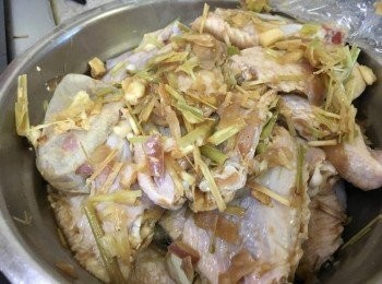 step2: <a href="https://bit.ly/3zHU5V3" target="_blank" data-keyword="雞翼" class="guide-link"><strong>雞翼</strong></a> <span style="display:inline-block;vertical-align:middle;margin-top:-3px;color:initial;border-radius:3px;padding:2px 3px;font-size:12px;line-height:14px;background:#87d300;color:#fff;">即買</span> 解凍後用溫水沖洗或加鹽沖洗後瀝乾或用廚房紙印乾, 加入香茅汁及茶袋中的香茅料, 或直接將香茅料加入<a href="https://bit.ly/3zHU5V3" target="_blank" data-keyword="雞翼" class="guide-link"><strong>雞翼</strong></a> <span style="display:inline-block;vertical-align:middle;margin-top:-3px;color:initial;border-radius:3px;padding:2px 3px;font-size:12px;line-height:14px;background:#87d300;color:#fff;">即買</span> 中,再加入生抽、老抽、黃糖及魚露醃半天或過夜