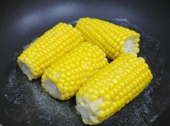 step4: 奶油融化後把玉米放上~~ 不時地翻動一下玉米!!!