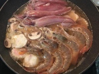 step11: 將蝦子和中卷煮熟，中卷易熟，所以煮一下就可起鍋，蝦子則煮到變色、尾巴快碰到頭後，便可起鍋備用。