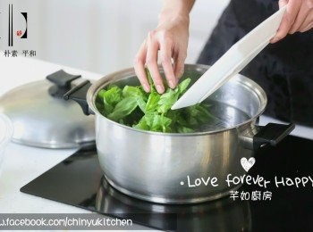 step3: 燒熱一鍋水, 下豆苗灼熟