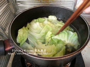 step12: 放入煲內加少許油灼熟放入碗內