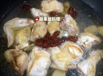 step11: 倒入米酒，放入紅棗，轉中火，蓋鍋蓋煮5分鐘。