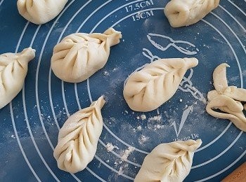 step3: 用平底鑊加上油， 分次放入餃子、這個分量的餃子大約可分兩次來煎,如果以這個薄度計算 、大約可以包上十八、九隻，( 分量多少取決於每個人捍平麵糰之薄度)