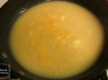 step9: 轉小火後 將1隻蛋連同步驟3 用剩的雞蛋加入, 輕力拌成蛋花後淋上石斑塊就食得喇