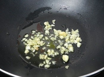 step2: 蒜頭拍碎切末，起一油鍋，下蒜末爆香