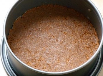 step2: 使用輔助工具(壓模、杯底或其他)將底部餅乾壓平、壓緊。烤箱預熱至180℃烤10分鐘。