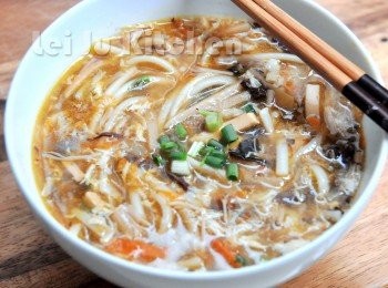step2: 再煮沸時 加入太白粉水勾芡 轉小火 再加入蛋液拌勻 起鍋前 再淋上香油 灑點香菜 蔥花 即是一碗好喝酸辣湯 再加入煮好的陽春麵 就是一碗熱騰騰的大滷麵
