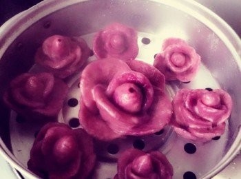 step8: 因為有酵母，蒸熟後比之前大了一些的，吃起來微微的甜，聞著還有紫薯的香氣