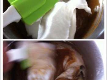 step3: 然後分三次加入蛋黃糊，攪拌均勻
注意攪拌方式；這是指定動作一定要看！！就是中間劃一刀然後，由底部翻上面。。重複動作直到沒完蛋白霜為止。
這個時候可以啟動烤箱180度上下火。