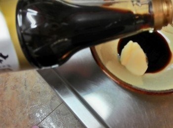 step1: 首先將豬油與醬油倒入碗中備用