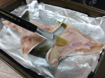 step3: 在魚肉上掃一層薄油， 放在已掃油的錫紙上 （或牛油紙）