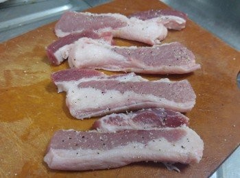 step1: 將五花肉洗淨抹乾， 用利刀垂直切成四薄片; 將豬肉反轉，皮向下會容易點切如買到薄切腩肉此步可免。