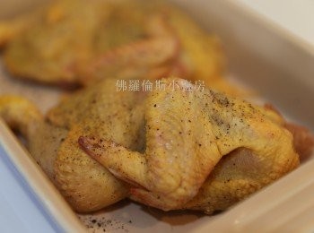 step1: (1) 黃春雞洗淨用廚紙印乾，用雞剪或刀將春雞一開二，鹽及黑胡椒醃1-2小時