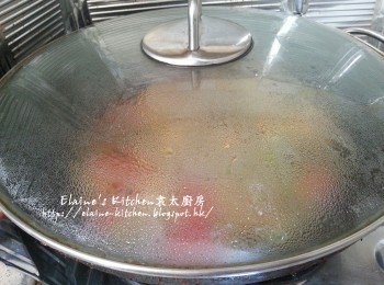step7: 用中火煮滾後轉慢火蓋上蓋煮15分鐘