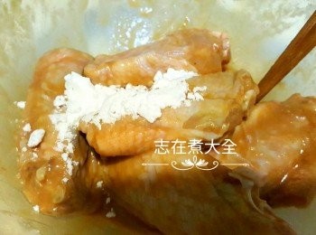 step2: 煮食前將<a href="https://bit.ly/3zHU5V3" target="_blank" data-keyword="雞翼" class="guide-link"><strong>雞翼</strong></a> <span style="display:inline-block;vertical-align:middle;margin-top:-3px;color:initial;border-radius:3px;padding:2px 3px;font-size:12px;line-height:14px;background:#87d300;color:#fff;">即買</span> 放室溫15分鐘，抹去多餘醬汁之後沾上生粉
