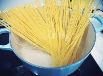 step2: 麵條按照包裝上的時間烹煮..假設7分鐘就先煮5分鐘撈起!! 煮麵條的時候可以加些許的油和鹽~ 接著同鍋將花椰菜川燙撈起備用!!!