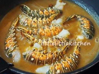 step6: 放入龍蝦煮熱，調味，拌入煮好的意粉