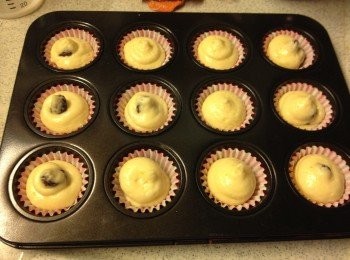 step5: 將麵糊放入o即袋後, o即入蛋榚紙托, 預熱焗爐180度