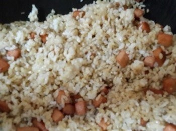 step3: 起油鍋放入火腿丁與飯拌炒~