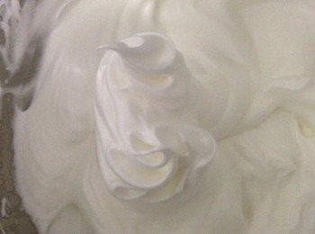 step5: 蛋白中加入鹽、檸檬汁打至粗泡後加入細砂糖，打至細致綿密，濕性發泡狀態。