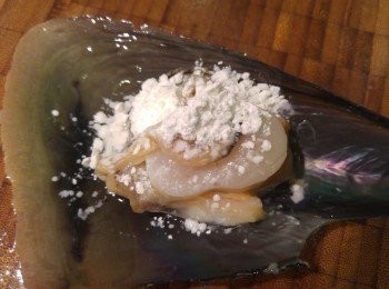 step2: 帶子用生粉洗擦後用清水沖乾淨備用。