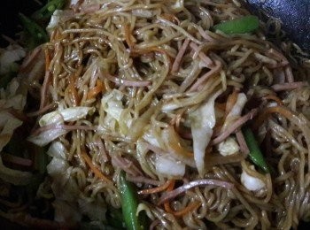 step6: 原鍋再加少許油燒熱 , 把煮好的麵加入 , 把已拌勻的調味料倒入拌炒至麵條完全上色 , 再把先前的蔬菜加入拌勻即可