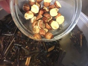 step2: 清水倒入鍋煲滾後, 先加入桑寄生、紅蓮子大火煮約10分鐘, 加蓋後轉細火再煲10-15分鐘