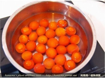 step2: 先將小番茄放入水中煮熟，撈出瀝乾水份後，直接去除外皮備用。