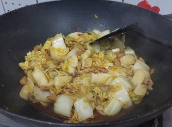 step5: 蓋上煱轉慢火炆煮至菜淋熟，試味便完成。