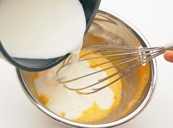 step5: 用小鍋子再將剩餘的砂糖和煮沸牛奶，將一半分量加進4中混合。