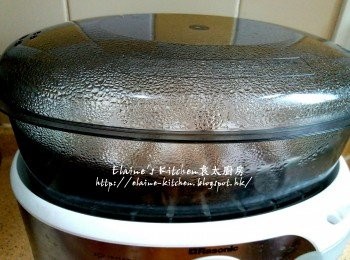 step4: 芋頭粒放上碟 , 放入電蒸鍋內蓋上蓋蒸20分鐘