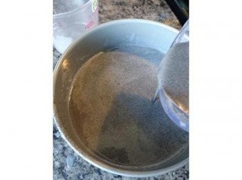 step5: 將打好的芝麻漿過篩，可令芝麻漿更加滑