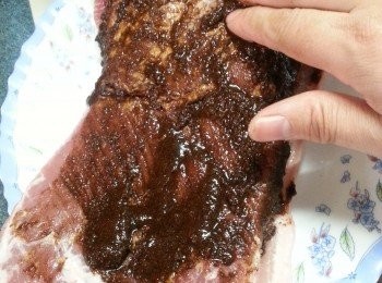 step2: 豬肉必須要買五花腩肉,五花腩肉是有帶少許骨,將骨部份切去,保持肉不要太厚身,厚身是會影響焗的時間而令到受熱唔均勻,豬肉洗淨後必須要抹乾水份,再用醃料平均搽勻豬肉,(但不要醃豬皮部份)