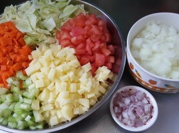 step5: 將雜菜處理好，椰菜切細塊、其餘雜菜材料切粒