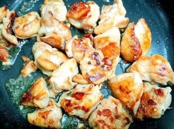 step3: 將雞肉煎烤到全部成金黃焦色就完成了