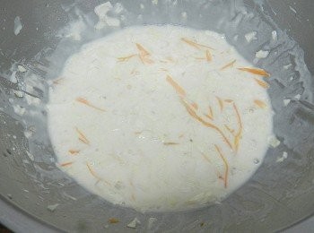 step2: 加入切碎的高麗菜絲與紅蘿蔔絲