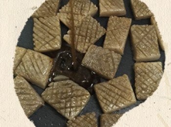 step7: 起鍋放入奶油加入蒟蒻煎至表面焦黃後加入牛排醬及醬油拌炒至稍微收乾一點即可起鍋