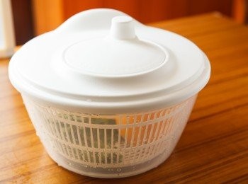 step3: 利用醃魚的時間把蔬菜清洗乾淨，這邊要介紹一下這款能幫助瀝乾蔬菜的脫水器，就像一般脫水機的原理，只要蓋上蓋子，轉個兩、三下馬上就幫你把水分瀝乾，非常方便！