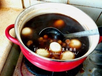 step7: 煲1小時後將魚袋盛起去掉 , 加入雞蛋及圓肉拌勻
