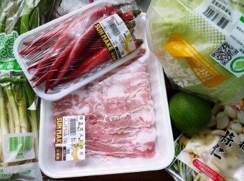 step1: 備好所有<span class="group_1">食材</span>，蒜頭、辣椒、蔥切末!