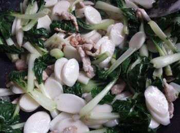 step3: 加入年糕快炒約2分鐘，轉中火，再加入所有<span class="group_2">調味料</span>，轉小火將年糕煮至軟身即可。