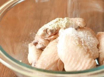 step3: 以廚紙把<a href="https://bit.ly/3zHU5V3" target="_blank" data-keyword="雞翼" class="guide-link"><strong>雞翼</strong></a> <span style="display:inline-block;vertical-align:middle;margin-top:-3px;color:initial;border-radius:3px;padding:2px 3px;font-size:12px;line-height:14px;background:#87d300;color:#fff;">即買</span> 印乾後，加入紹興酒﹑蒜粉﹑糖﹑鹽和粟粉拌勻，以保鮮紙包好 放入雪櫃醃2小時以上。