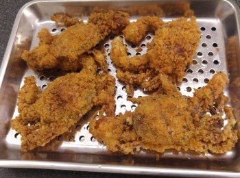 step8: 蟹全部炸好後, 可再次落鑊炸一炸。