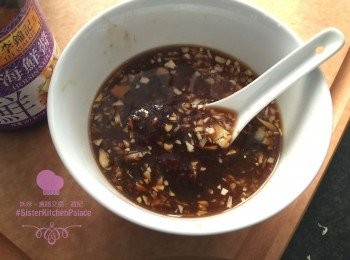 step1: 豬仔骨沖洗乾淨，做廚房紙印乾。 所有調味料 (除了麵粉) 倒入大碗撈均