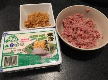 step1: 瑤柱前一晚用水浸軟，或即時隔水蒸15分鐘蒸軟, 
用叉壓成絲，備用。浸泡瑤柱的水留下
 豬肉用少許鹽、糖和白胡椒粉醃10-15分鐘